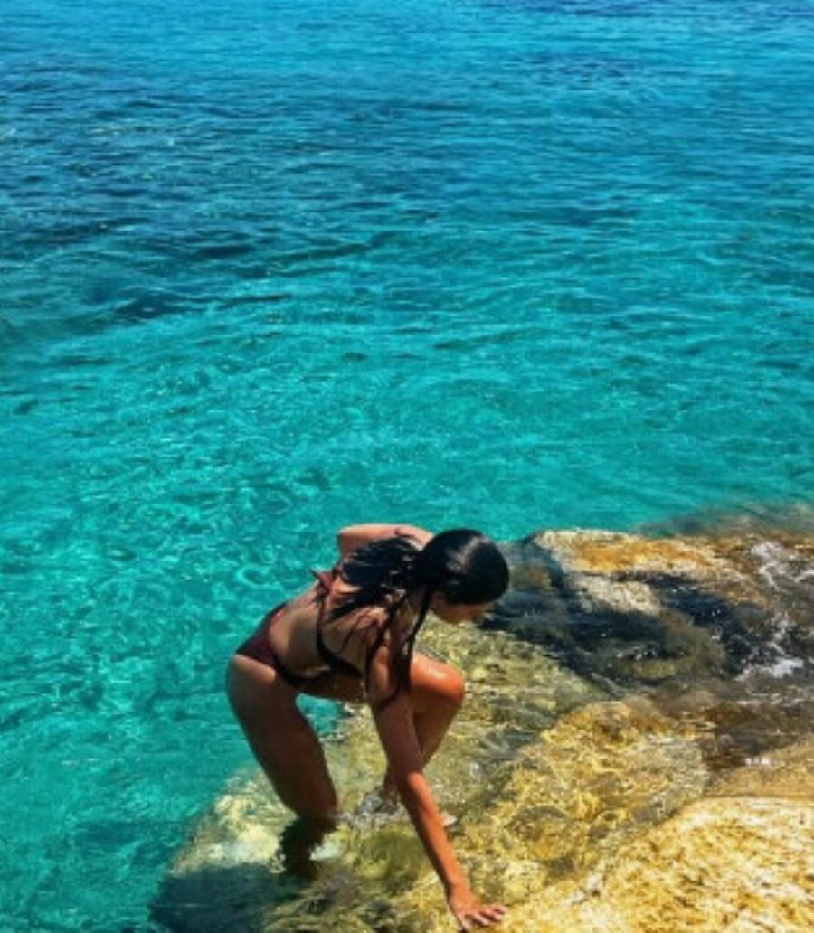 Ελληνίδα καλλονή ηθοποιός βγήκε από την θάλασσα και γύρισε όλο το νησί να την κοιτάξει