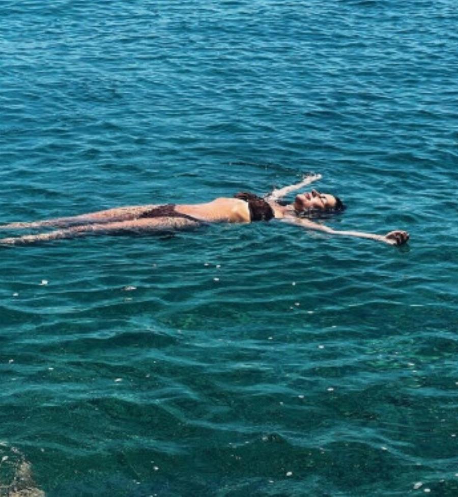 Ελληνίδα καλλονή ηθοποιός βγήκε από την θάλασσα και γύρισε όλο το νησί να την κοιτάξει