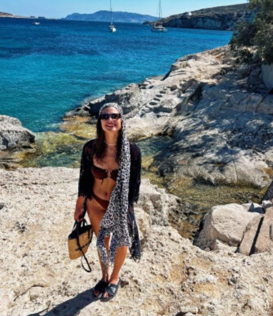 Ελληνίδα καλλονή ηθοποιός βγήκε από την θάλασσα και γύρισε όλο το νησί να την κοιτάξει