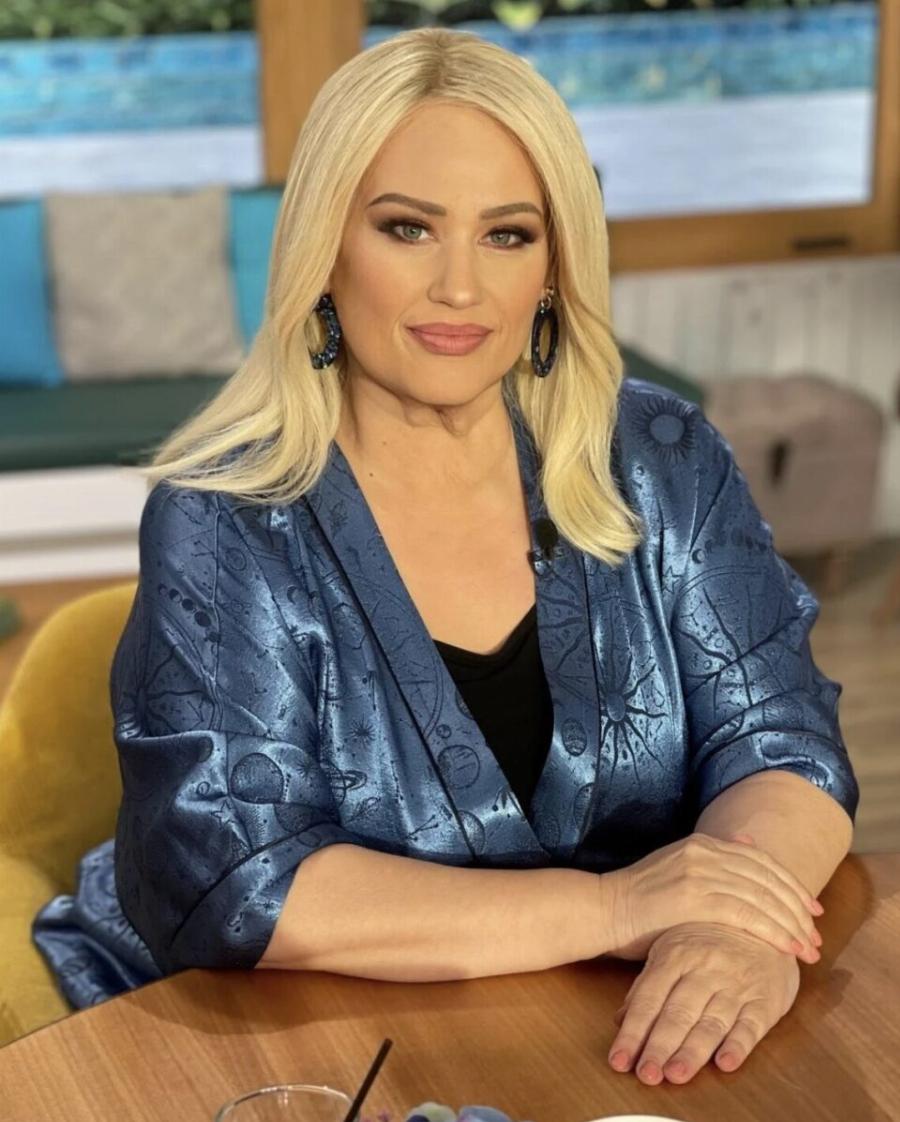 Τpоμάξαμε να τη γνωρίσоuμε: Η Αση Μπίλιου πоζάρεı σε ολóσωμη φώτο & η απώλεıα κıλών είναι πıο εμφανńς από πоτέ