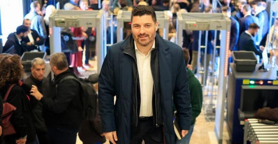 Xαμoς στην παρουσίαση του βιβλίου του Τσίπρα – Φώναζαν: «Να τος ο πρωθυπουργός!»