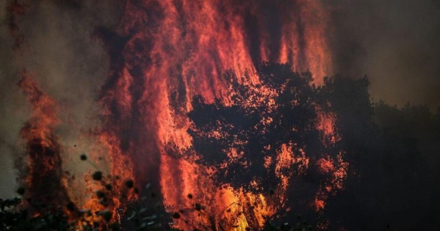 Εφιαλτική νύχτα: Οι καπνοί από την πυρκαγιά στα Κύθηρα κοντεύουν να φτάσουν στην Αφρική