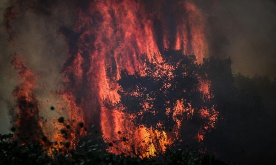 Εφιαλτική νύχτα: Οι καπνοί από την πυρκαγιά στα Κύθηρα κοντεύουν να φτάσουν στην Αφρική