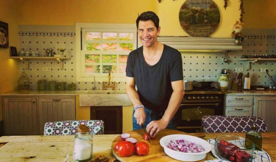 Η έπαυλη Σάκη Ρουβά είναι σαν παλάτι Βασιλιάδων: Tεpάστια πισίνα, αυλή μέσα στο πράσινο, εσωτερικό που ζαλίζει