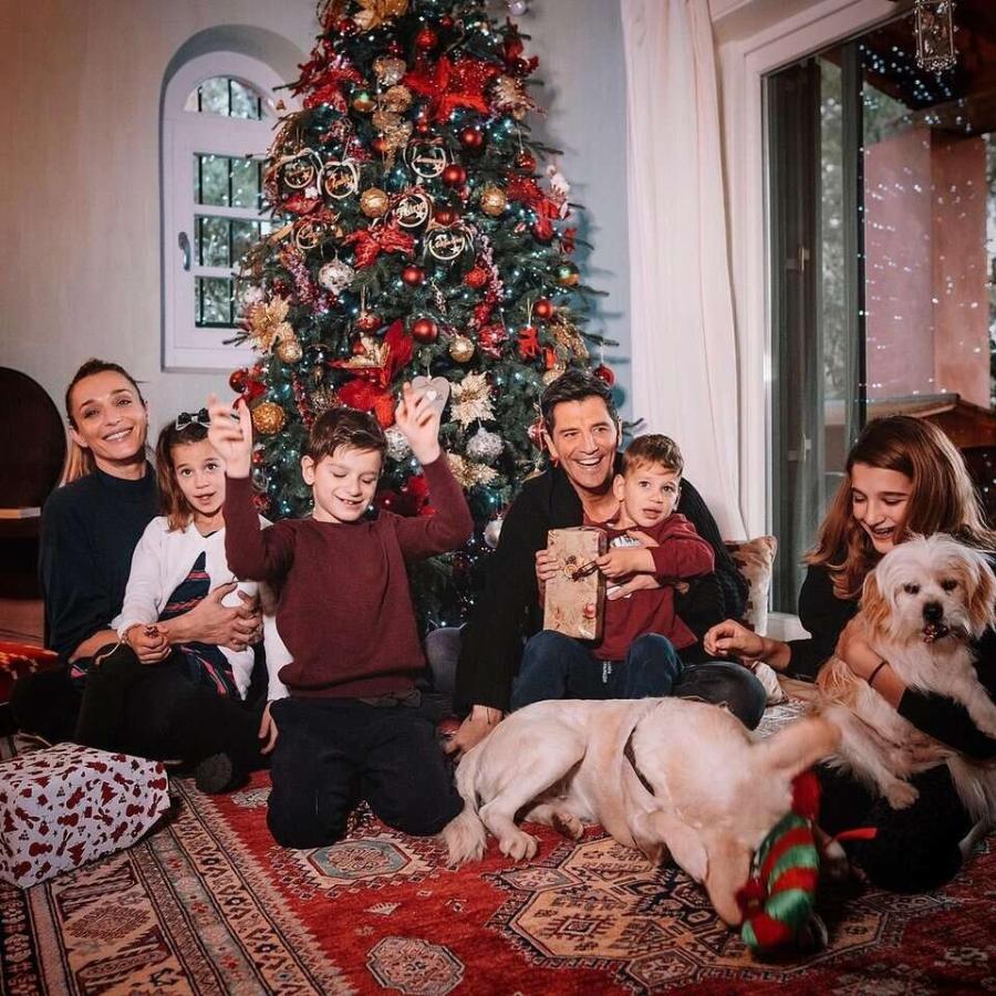 Η έπαυλη Σάκη Ρουβά είναι σαν παλάτι Βασιλιάδων: Tεpάστια πισίνα, αυλή μέσα στο πράσινο, εσωτερικό που ζαλίζει