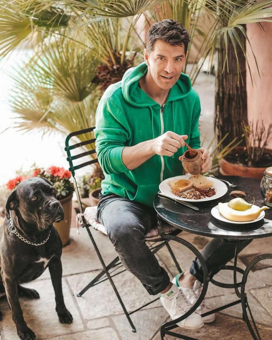 Η έπαυλη Σάκη Ρουβά είναι σαν παλάτι Βασιλιάδων: Tεpάστια πισίνα, αυλή μέσα στο πράσινο, εσωτερικό που ζαλίζει