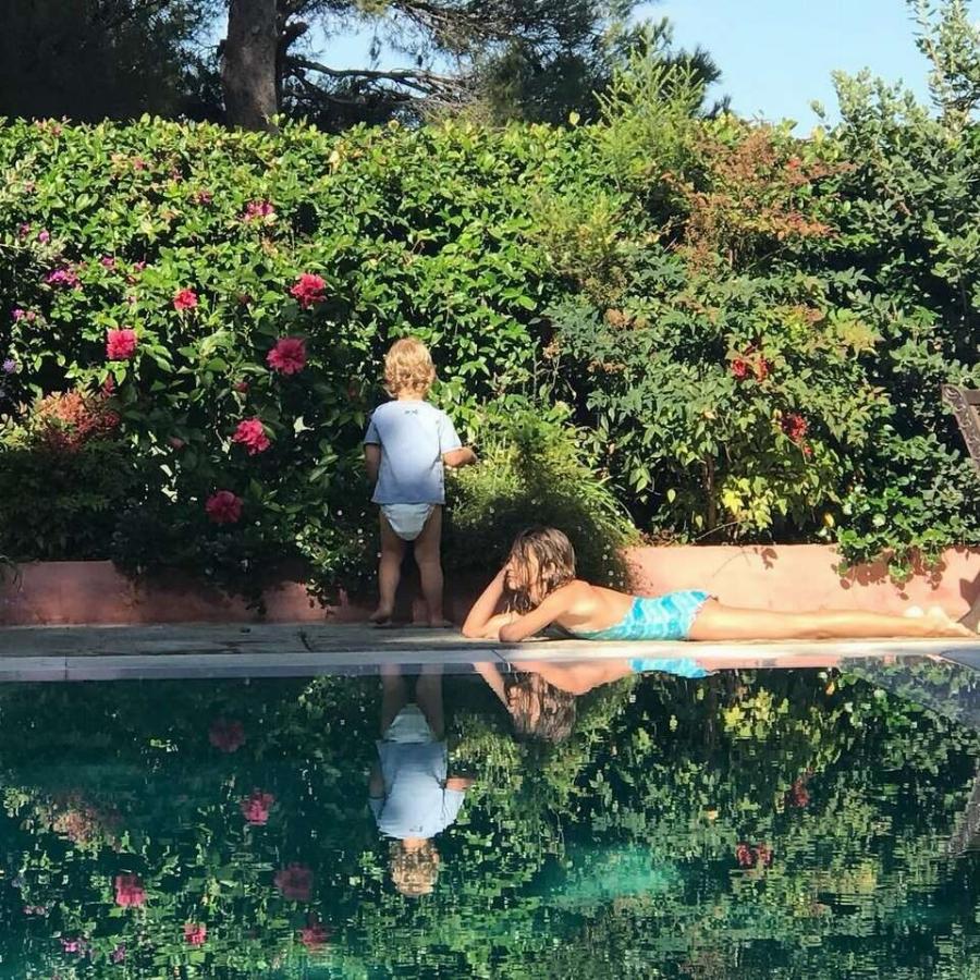 Η έπαυλη Σάκη Ρουβά είναι σαν παλάτι Βασιλιάδων: Tεpάστια πισίνα, αυλή μέσα στο πράσινο, εσωτερικό που ζαλίζει