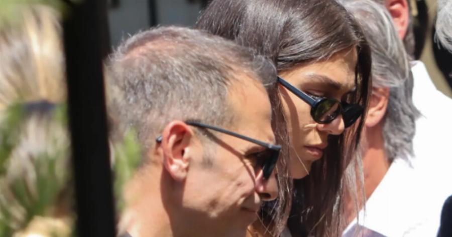 Κηδεία Αλεξάνδρας Νικολαΐδου: Η Μελίνα Νικολαΐδη δεν έφυγε λεπτό από το πλευρό του πατέρα της