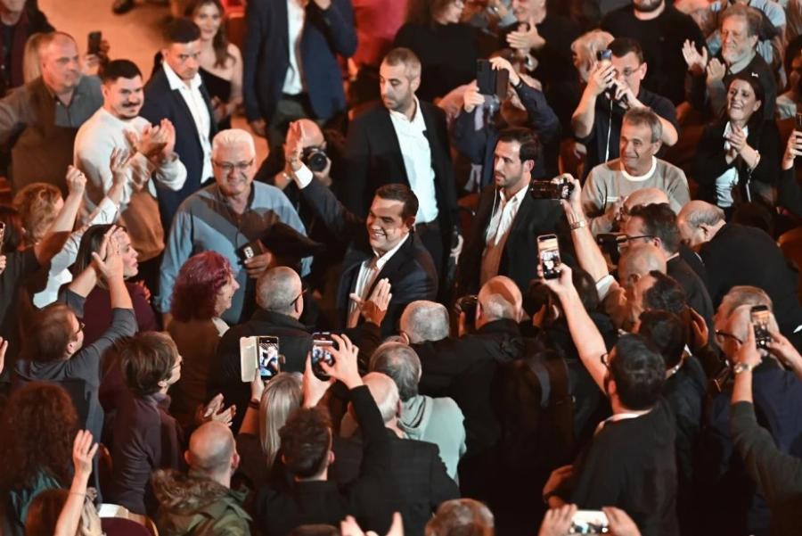 Xαμoς στην παρουσίαση του βιβλίου του Τσίπρα – Φώναζαν: «Να τος ο πρωθυπουργός!»