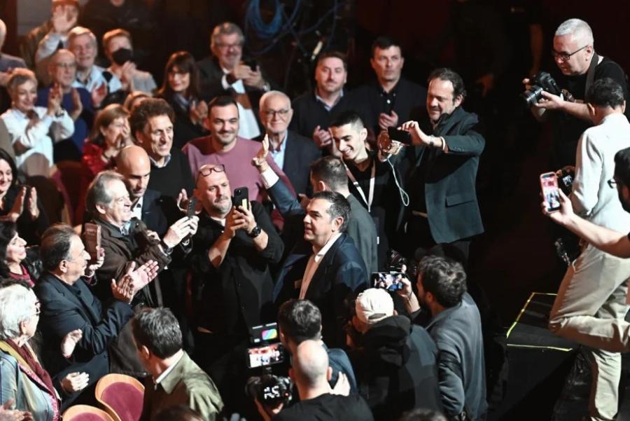 Xαμoς στην παρουσίαση του βιβλίου του Τσίπρα – Φώναζαν: «Να τος ο πρωθυπουργός!»