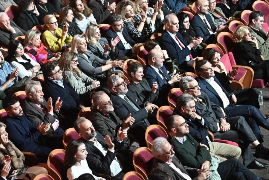 Xαμoς στην παρουσίαση του βιβλίου του Τσίπρα – Φώναζαν: «Να τος ο πρωθυπουργός!»