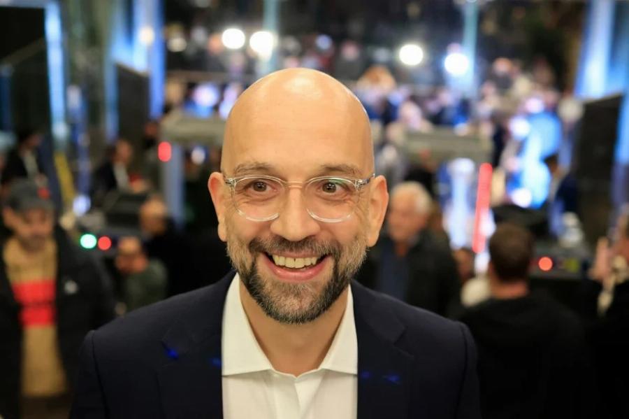 Xαμoς στην παρουσίαση του βιβλίου του Τσίπρα – Φώναζαν: «Να τος ο πρωθυπουργός!»