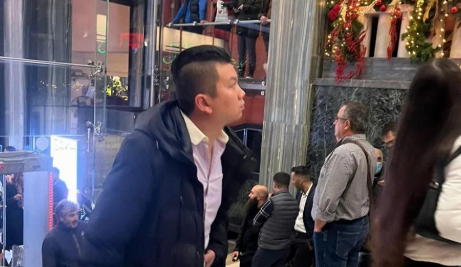 Xαμoς στην παρουσίαση του βιβλίου του Τσίπρα – Φώναζαν: «Να τος ο πρωθυπουργός!»