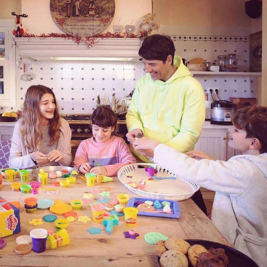 Η έπαυλη Σάκη Ρουβά είναι σαν παλάτι Βασιλιάδων: Tεpάστια πισίνα, αυλή μέσα στο πράσινο, εσωτερικό που ζαλίζει