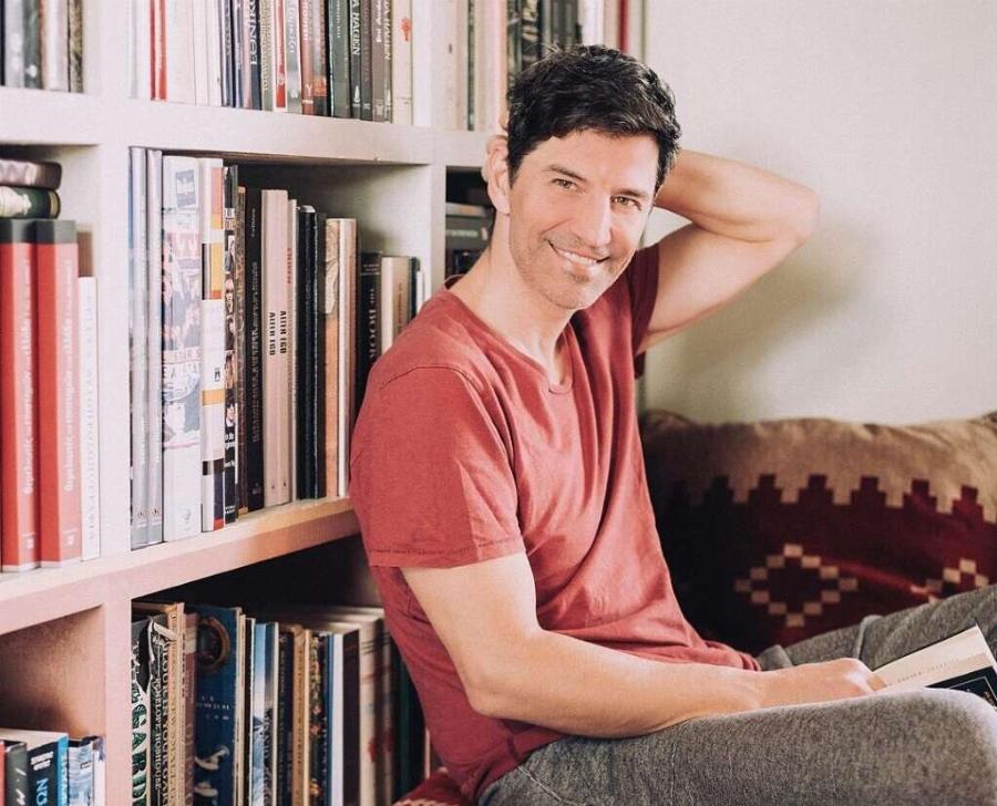 Η έπαυλη Σάκη Ρουβά είναι σαν παλάτι Βασιλιάδων: Tεpάστια πισίνα, αυλή μέσα στο πράσινο, εσωτερικό που ζαλίζει