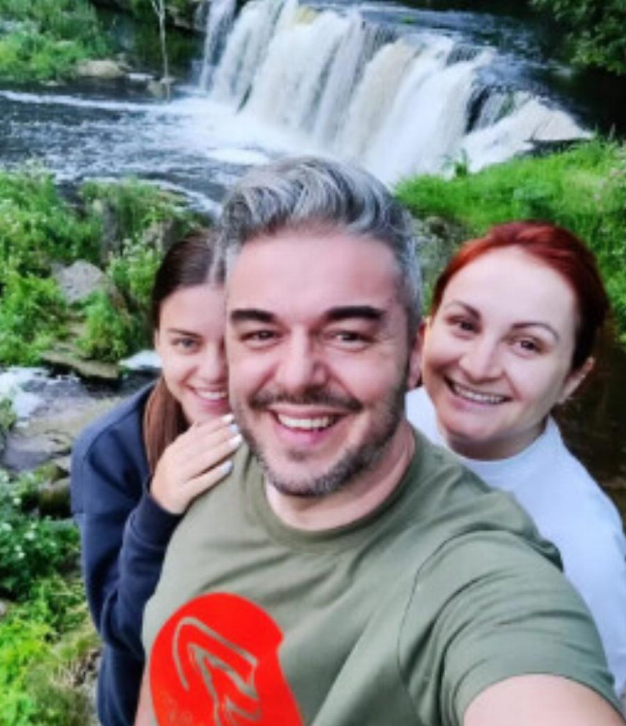 Διακοπές στο εξωτερικό για τον Πέτρο Πολυχρονίδη – Η εμφάνιση με την κόρη του και τη σύζυγό του