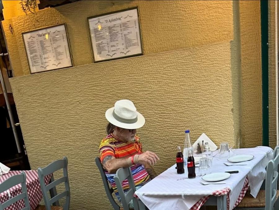 Πασίγνωστος ηθοποιός του Χόλιγουντ πήγε στον Πειραιά κι απόλαυσε ντολμαδάκια σε ταβέρνα