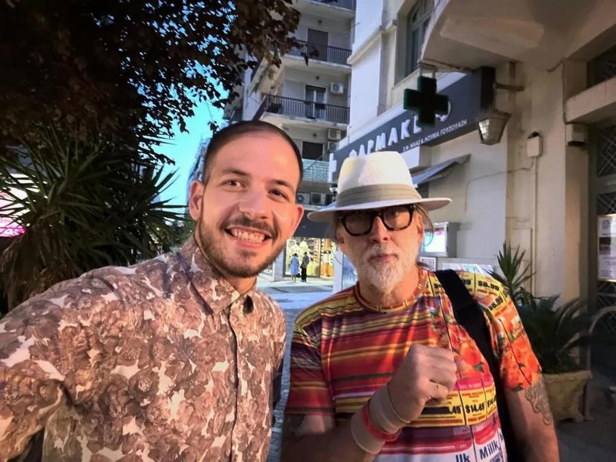 Πασίγνωστος ηθοποιός του Χόλιγουντ πήγε στον Πειραιά κι απόλαυσε ντολμαδάκια σε ταβέρνα