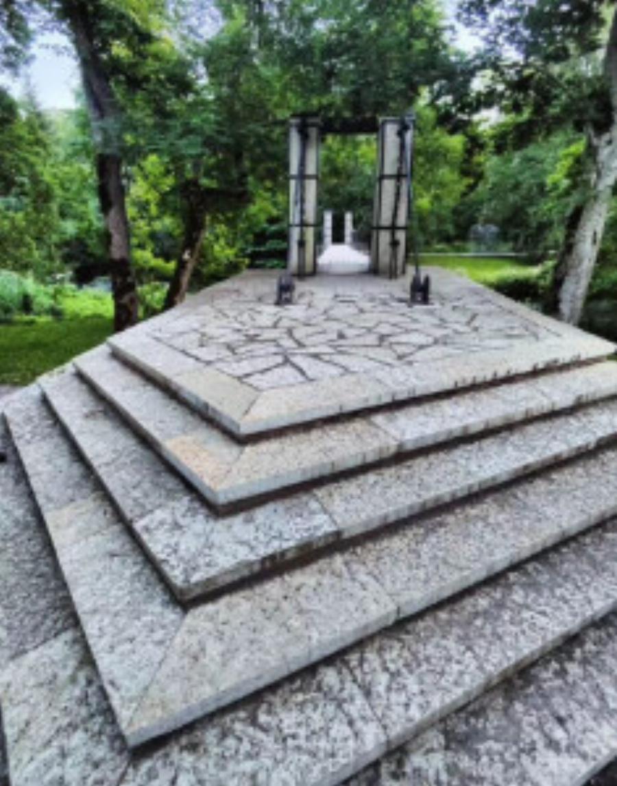 Διακοπές στο εξωτερικό για τον Πέτρο Πολυχρονίδη – Η εμφάνιση με την κόρη του και τη σύζυγό του