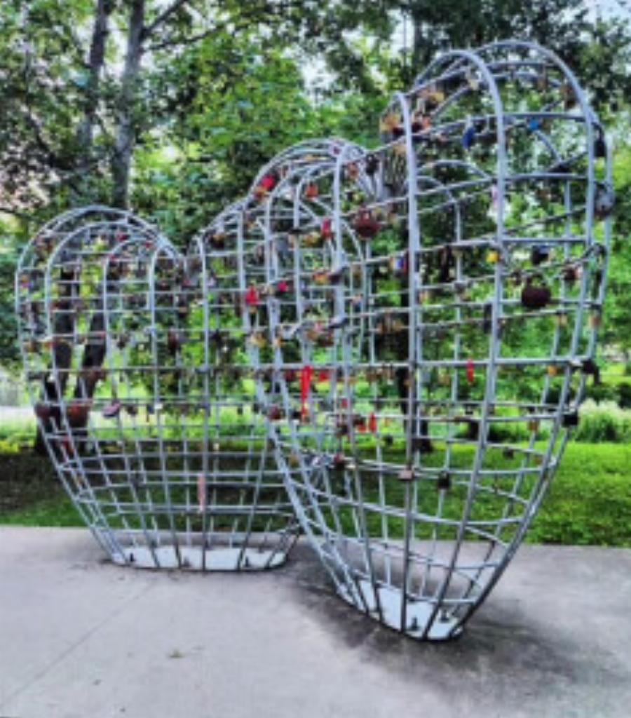 Διακοπές στο εξωτερικό για τον Πέτρο Πολυχρονίδη – Η εμφάνιση με την κόρη του και τη σύζυγό του