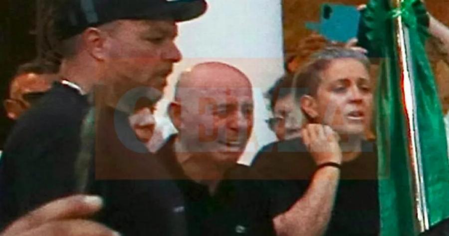 Σπάραξε η Μαρία Μαζωνάκη πάνω από το φέρετρο του αδερφού της «Ο Γιώργος είναι…» Αυτό που κρατούσε ανατρίχιασε τους πάντες