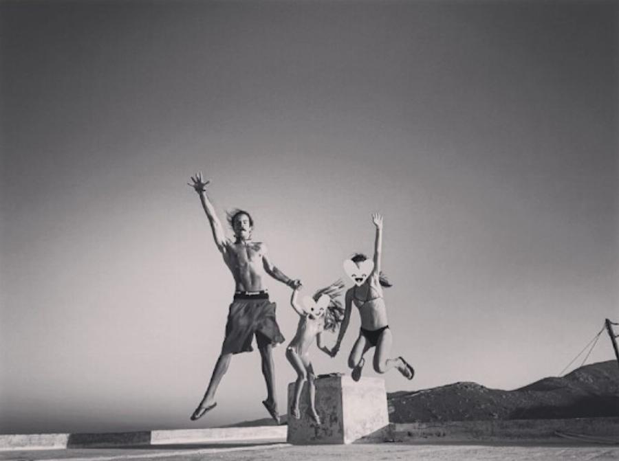 Άγγελος Λάτσιος: Θα λιώσετε! Οι πέντε φώτο με τη μικρή του αδερφή, Μαρίνα στην Άνδρο