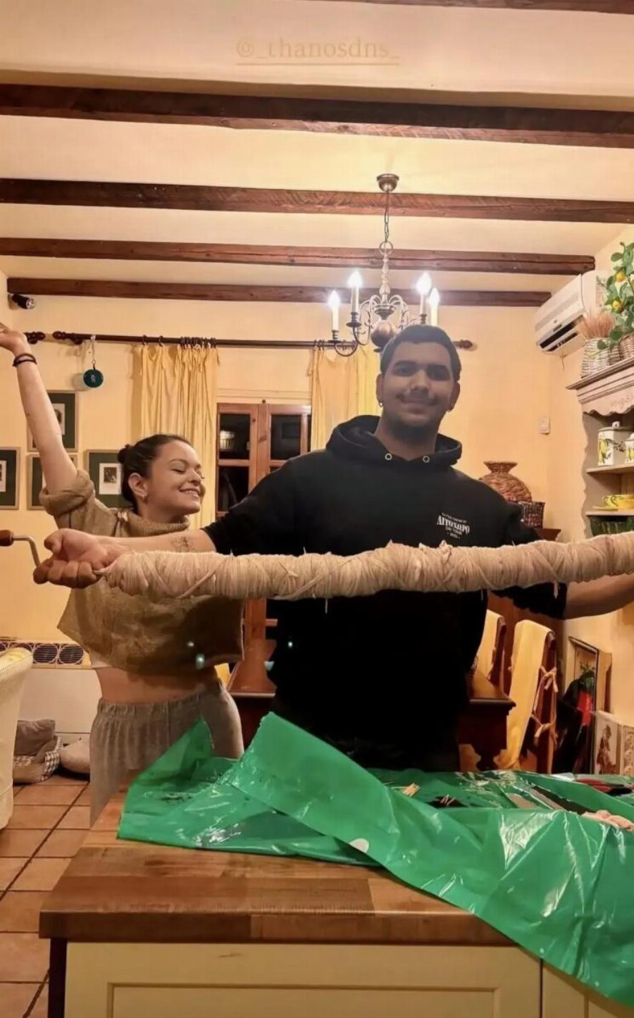 Μιμή Ντενίση: Οι φωτογραφίες από το πασχαλινό τραπέζι με την κόρη της, Μαριτίνα και τον σύντροφό της