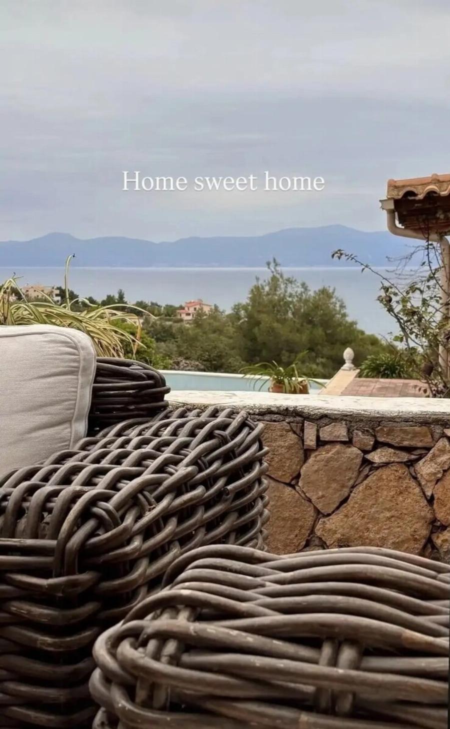 Μιμή Ντενίση: Οι φωτογραφίες από το πασχαλινό τραπέζι με την κόρη της, Μαριτίνα και τον σύντροφό της