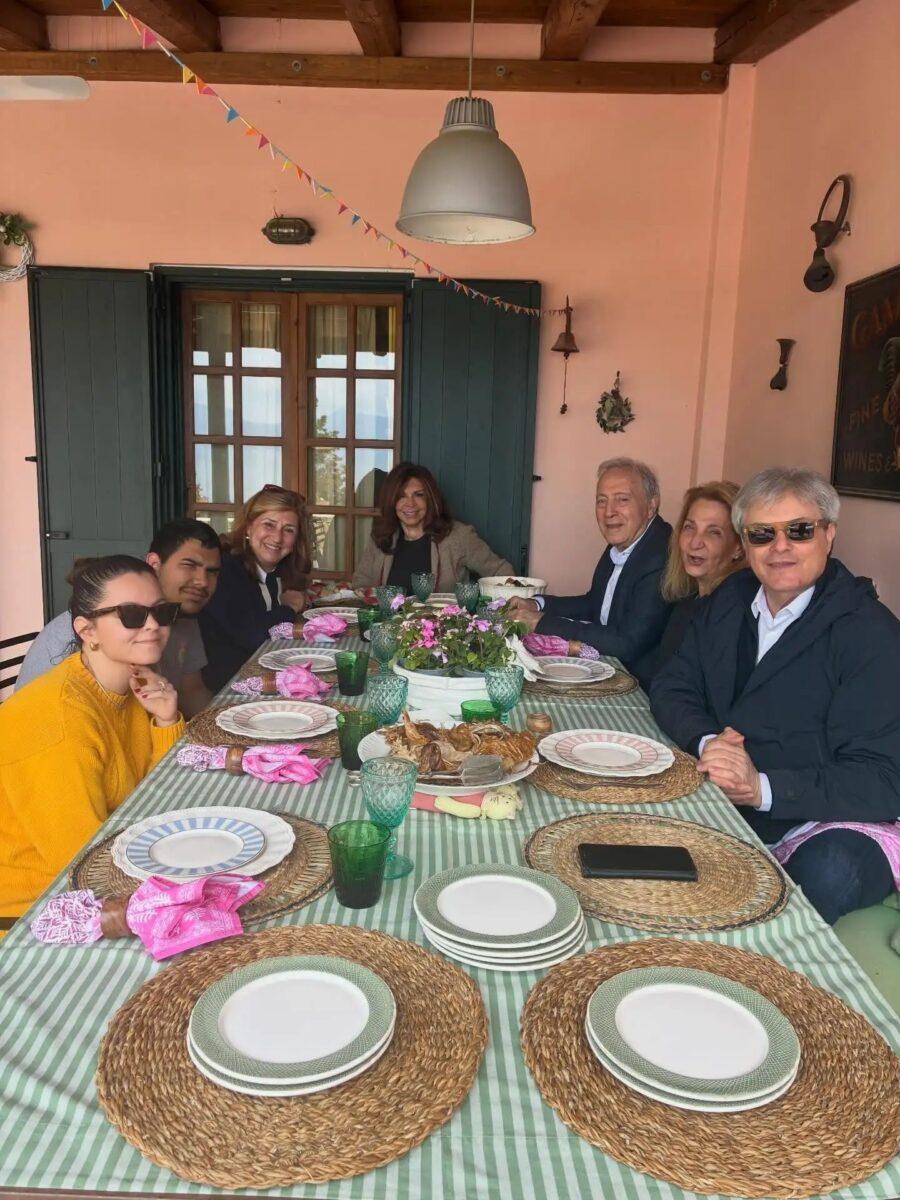 Μιμή Ντενίση: Οι φωτογραφίες από το πασχαλινό τραπέζι με την κόρη της, Μαριτίνα και τον σύντροφό της