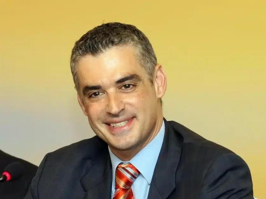 Σαν σταρ του σινεμά ο Άρης Σπηλιωτόπουλος με νέο λουκ με μουστάκι – Τι είπε για τον Σαμαρά