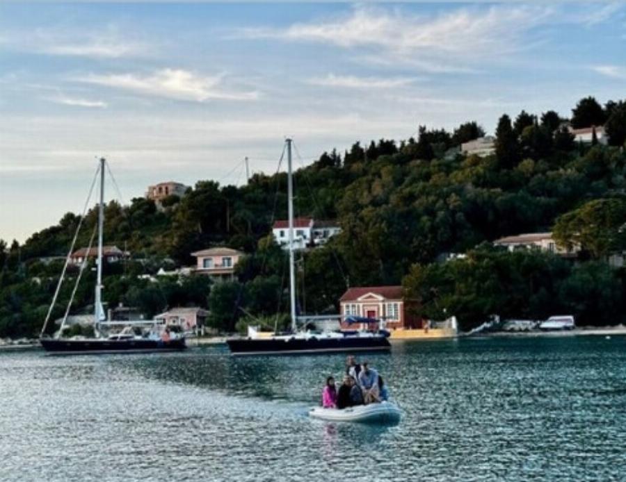 Έβαλε σε όλες τα “γυαλιά”: Η Μαρία Μπακοδήμου έβαλε μαγιό και εντυπωσιάζει με την αψεγάδιαστη σιλουέτα της στα 59 της