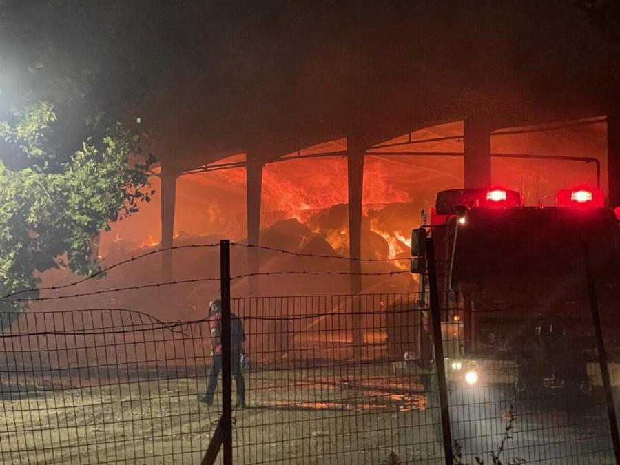 EKTAKTO – Μεγάλη φωτιά ΤΩΡΑ μέσα στη νύχτα – Σuναγερμóς στην Πυροσβεστική