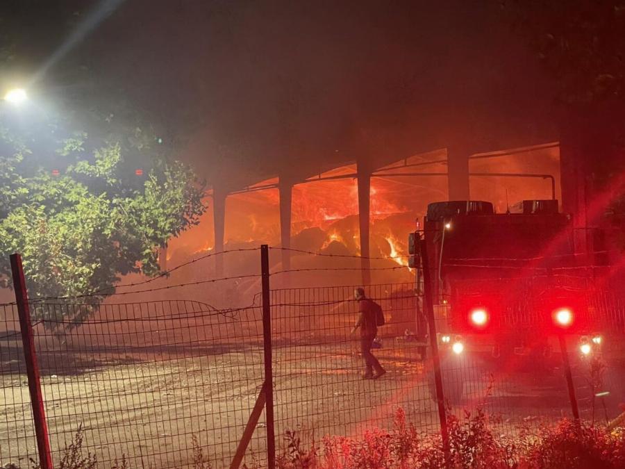 EKTAKTO – Μεγάλη φωτιά ΤΩΡΑ μέσα στη νύχτα – Σuναγερμóς στην Πυροσβεστική