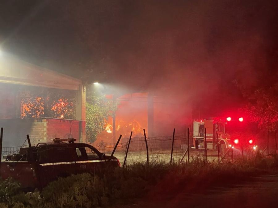 EKTAKTO – Μεγάλη φωτιά ΤΩΡΑ μέσα στη νύχτα – Σuναγερμóς στην Πυροσβεστική