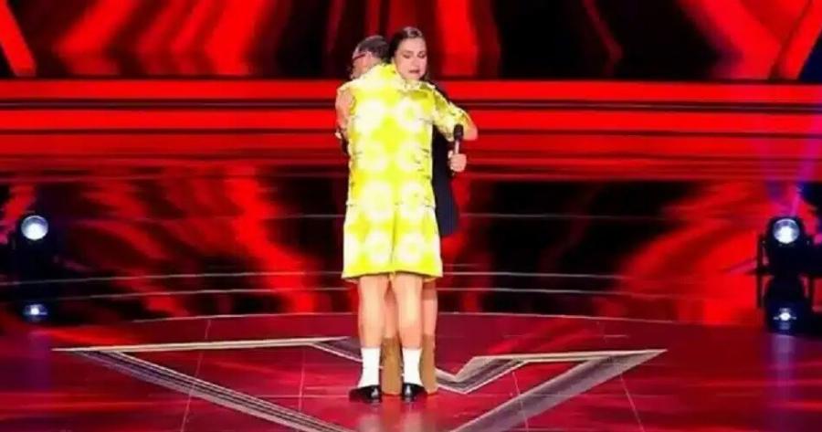 Κατέρρευσε στη σκηνή του Voice και ο Μαζωνάκης έτρεξε κοντά της