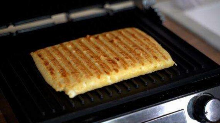 Συνταγή για εύκολη τυρόπιτα χωρίς φύλλο με μόλις 3 υλικά από τον Δημήτρη Μιχαηλίδη