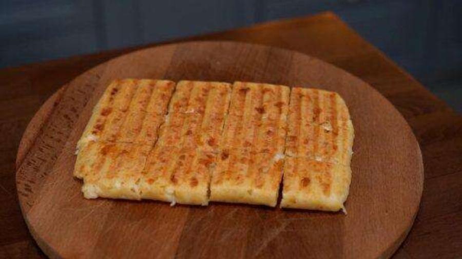 Συνταγή για εύκολη τυρόπιτα χωρίς φύλλο με μόλις 3 υλικά από τον Δημήτρη Μιχαηλίδη