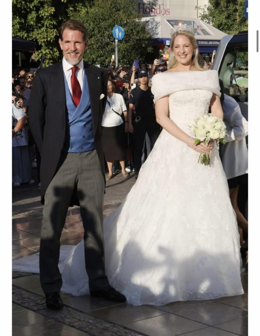 Θεοδώρα: Το εντυπωσιακό νυφικό από Ελληνίδα σχεδιάστρια παγκοσμίου φήμης – Η επώνυμη τιάρα και το ιστορικό πέπλο