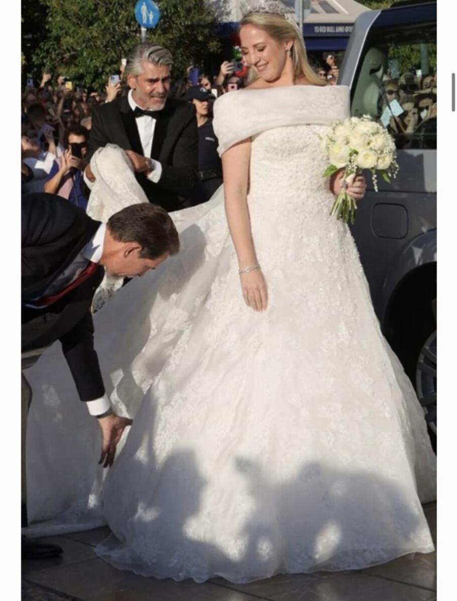 Θεοδώρα: Το εντυπωσιακό νυφικό από Ελληνίδα σχεδιάστρια παγκοσμίου φήμης – Η επώνυμη τιάρα και το ιστορικό πέπλο