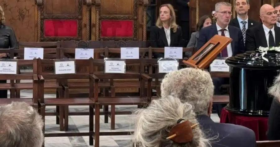 Θλίψη με τις άδειες καρέκλες στη κηδεία του Διονύση Σαββόπουλου – Δεν πήγε κανένας τους