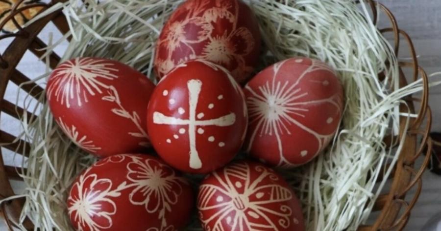 Βάψιμο αυγών: Το κόλπο για γίνουν γυαλιστερά με φυσικό τρόπο