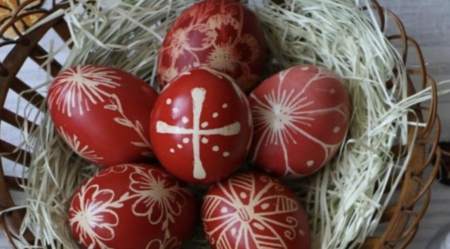 Βάψιμο αυγών: Το κόλπο για γίνουν γυαλιστερά με φυσικό τρόπο