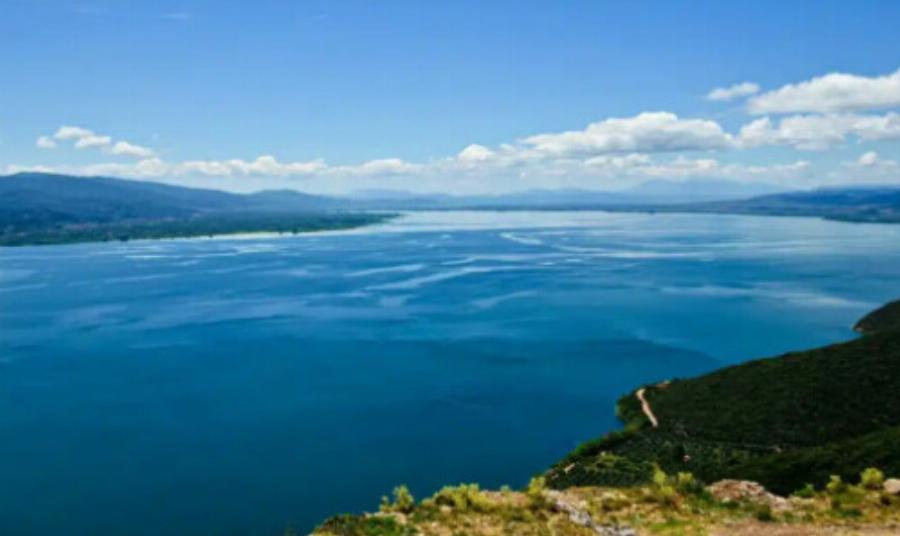 Αν και είναι η πιο μεγάλη λίμνη στην Ελλάδα παραμένει άγνωστη στον περισσότερο κόσμο