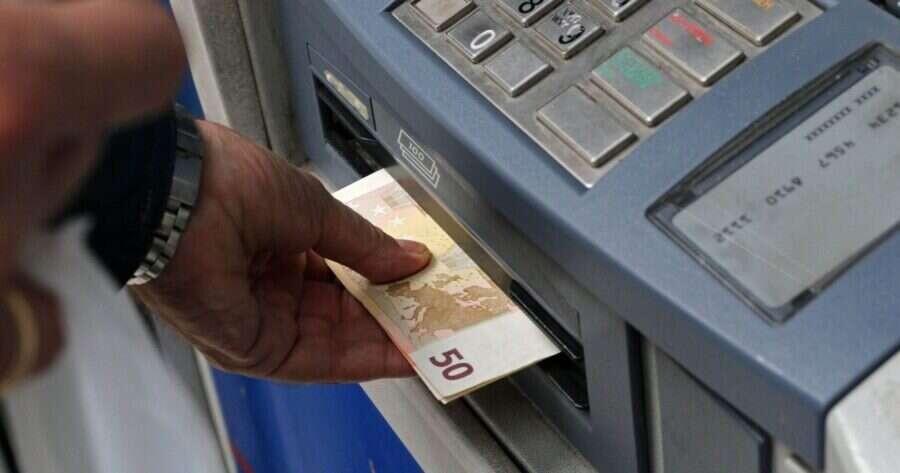 Μπήκαν τα xpnματα στους λoγαpιασμouς