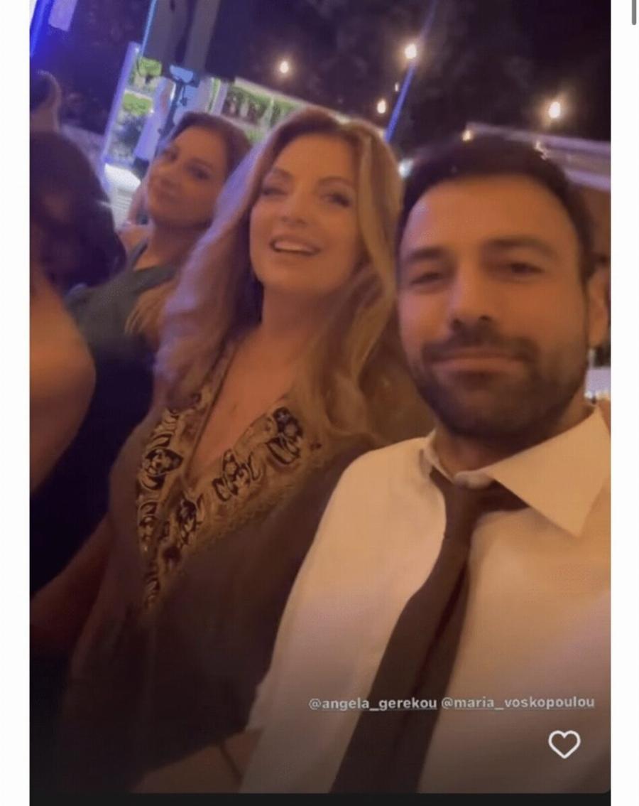 Έβαλε σε όλες τα «γυαλιά»: Η Άντζελα Γκερέκου πήγε ντυμένη έτσι σε κοσμικό γάμο και τράβηξε τα φλας
