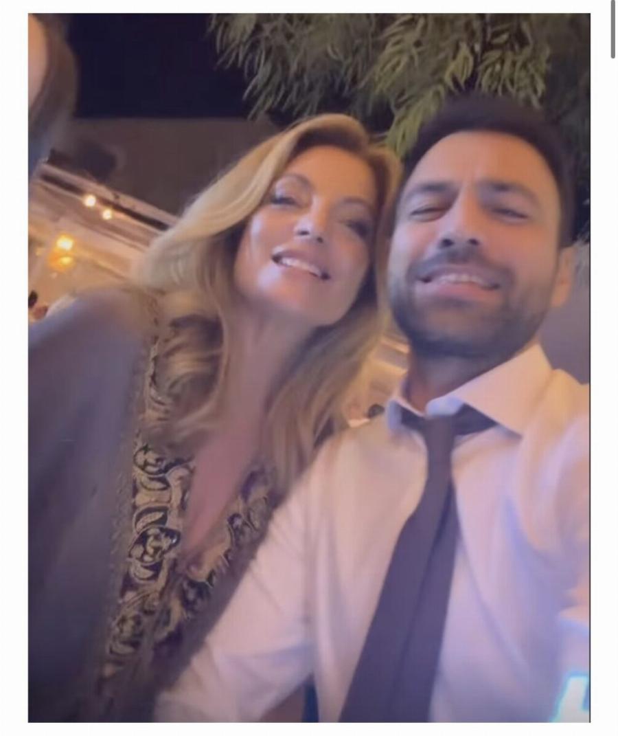 Έβαλε σε όλες τα «γυαλιά»: Η Άντζελα Γκερέκου πήγε ντυμένη έτσι σε κοσμικό γάμο και τράβηξε τα φλας