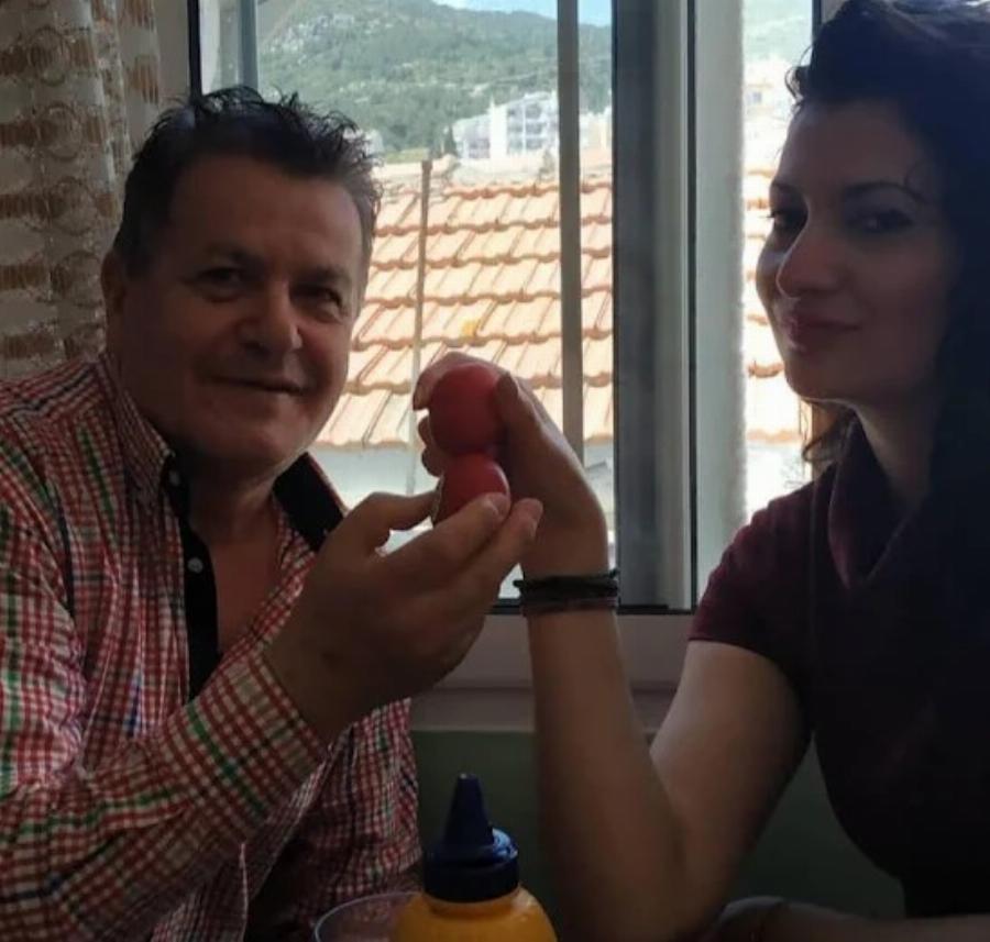 Εκείνος 65, εκείνη…: Η κούκλα μελαχρινή σύντροφος του Γιάννη Καπετάνιου κι η τεράστια διαφορά ηλικίας τους