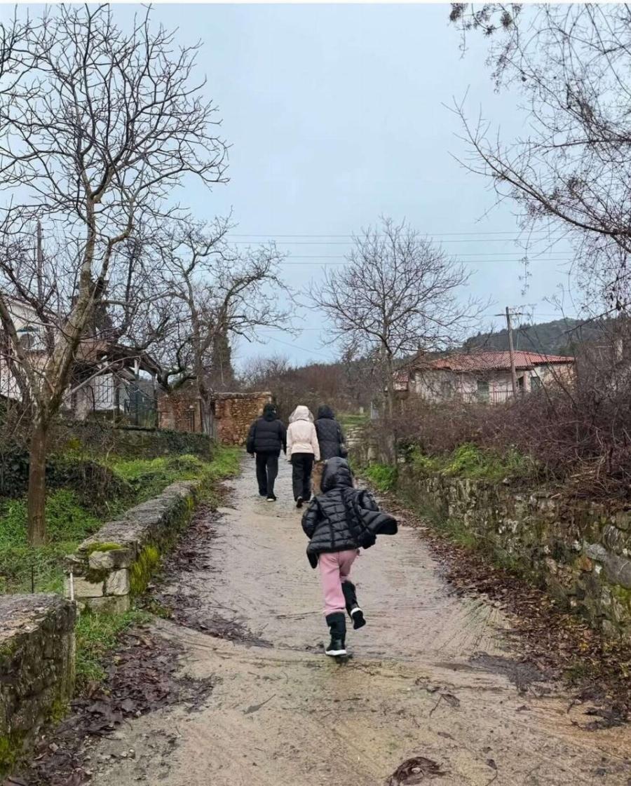 Ελένη Μενεγάκη: Φωτογραφίες από τη χριστουγεννιάτικη απόδρασή της – Η δημόσια έκκληση για την κόρη της