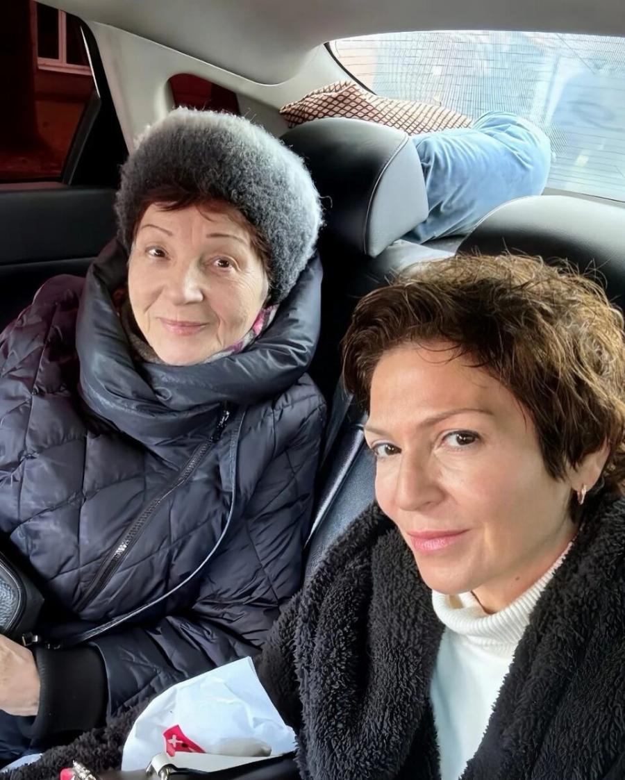 Ποια είναι η μάνα και ποια κόρη; Μοιάζουν σαν δίδυμες: Η Ταμίλα Κουλίεβα μας έδειξε τη μητέρα της και είδαμε πως θα μοιάζει μεγάλη