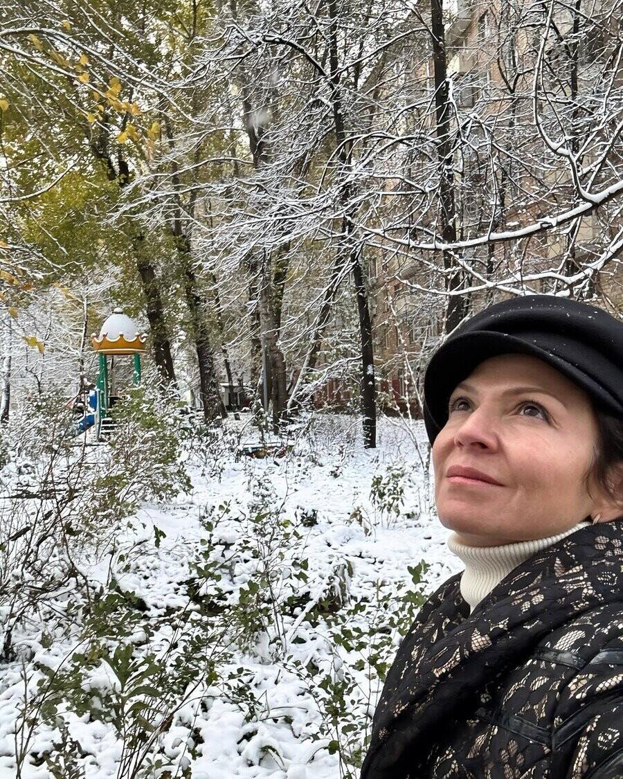 Ποια είναι η μάνα και ποια κόρη; Μοιάζουν σαν δίδυμες: Η Ταμίλα Κουλίεβα μας έδειξε τη μητέρα της και είδαμε πως θα μοιάζει μεγάλη